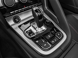 Gear Shift Feature view of 2016 Jaguar F-Type